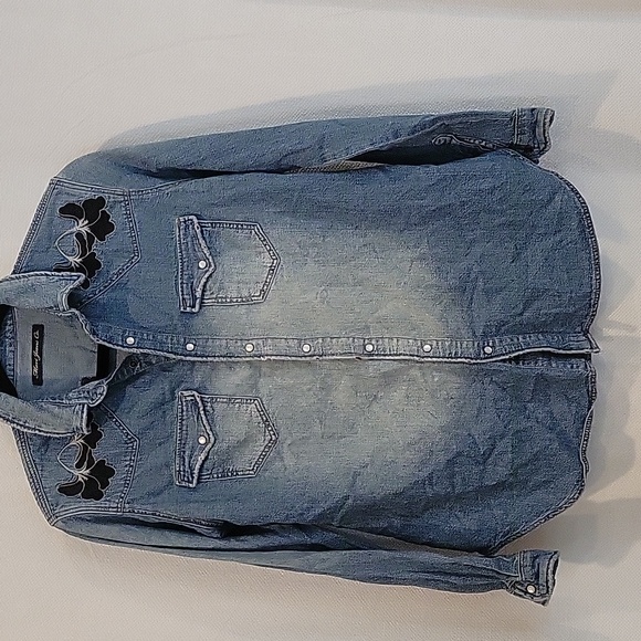 Mavis Jeans Co Distressed Embroidered Jean look Snap button shirt size S… - Picture 8 of 10